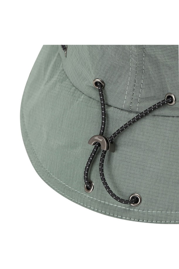 유니 립 스트링 버킷햇은 립 패턴이 돋보이는 그레이시 카키 색상의 유니섹스 버킷햇입니다. 나일론 소재로 제작되었으며, 챙 길이는 7.5cm입니다. F 자수, 스트링, 스트링 스토퍼 디테일과 사이즈 조절 기능, 재귀반사 기능이 있으며, 아웃도어 활동은 물론 일상에서도 멋스럽게 착용할 수 있고 봄, 여름, 가을에 활용하기 좋습니다.
