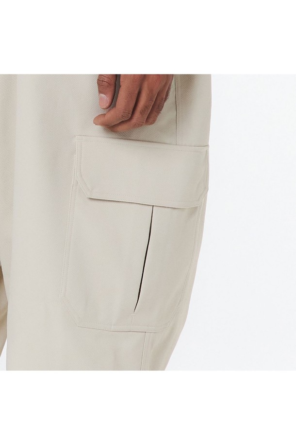 유니 스트링 점프수트 (오트밀)_5LG2911은 부드러운 촉감의 폴리에스테르 트윌 골지 원단으로 제작된 유니섹스 점프수트입니다. 오트밀 컬러의 얇은 두께로 봄, 가을에 적합하며, 방수 및 통기성 기능이 있어 일상복은 물론 가벼운 스포티 스타일에도 잘 어울립니다. 오버핏/루즈핏 디자인에 가슴 지퍼 플래킷, 방수 지퍼 포켓, 허리/밑단 스트링, 등판 통기구, 메탈/자수 로고 디테일까지 더해 캐주얼하면서도 세련된 룩을 연출할 수 있습니다.
