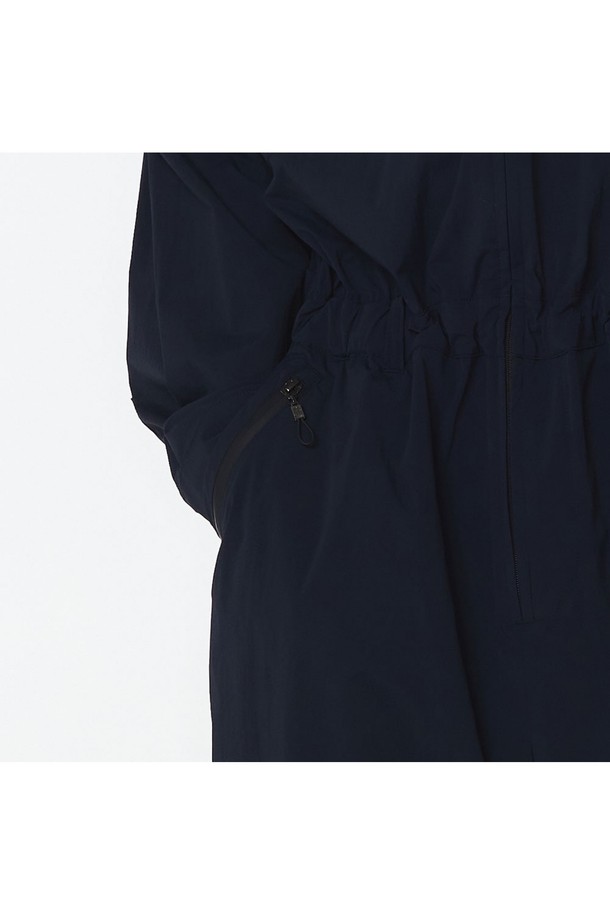 유니 벨트 점프 수트 (다크 네이비)_5LG2912는 봄, 가을 시즌에 적합한 유니섹스 점프수트입니다. 나일론과 폴리에스테르 혼방 소재로 제작되어 방수 기능을 제공하며, 오버핏과 루즈핏으로 편안한 착용감을 선사합니다. 2-WAY 지퍼, 가슴 및 바지 방수 지퍼 포켓, 허리/밑단 스트링, 로고 자수, 카라비너 디테일, 메탈 로고 리벳 등의 디테일이 스포티하고 캐주얼한 스타일을 완성합니다.
