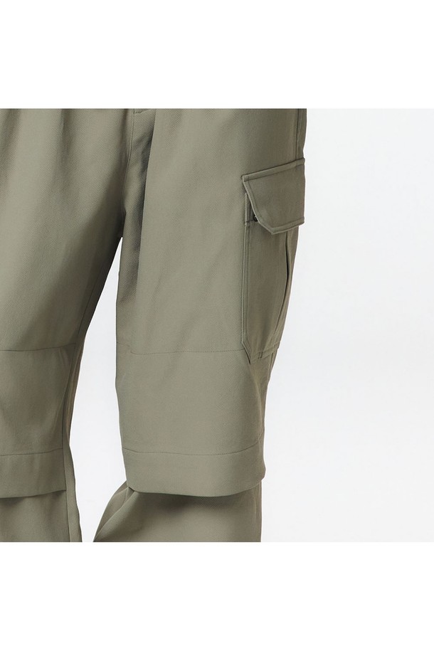 유니 스트링 점프수트 (애쉬 올리브)는 폴리에스테르 소재로 제작되어 가볍고 시원한 착용감을 제공하며, 봄, 여름, 가을 시즌에 적합합니다. 스포티하면서도 캐주얼한 스타일로, 오버핏과 루즈핏의 편안한 핏을 자랑하며, 반소매 기장과 얇은 두께로 활동성을 높였습니다. 앞면 스냅 버튼, 가슴 방수 지퍼 플래킷, 허리 및 밑단 드로스트링, 등판 통기성 디테일과 같은 다양한 기능성 디테일과 메탈 로고 리벳 및 로고 자수 디테일로 디자인의 완성도를 높였습니다.