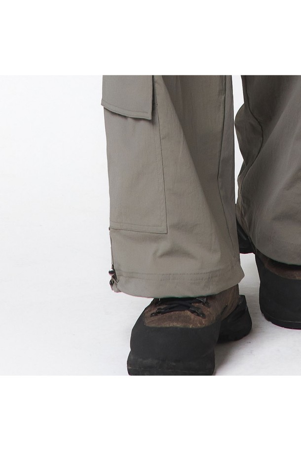 유니 벨트 점프 수트 (카키)_5LG2912는 야외활동에 적합한 유니섹스 점프수트입니다. 카키 색상의 와샤 패턴이 돋보이며, 나일론 95%, 폴리에스터 5% 혼방 소재로 제작되었습니다. 오버사이즈핏과 루즈핏으로 편안하게 착용 가능하며, 2WAY 지퍼, 방수 지퍼 포켓, 허리/밑단 스트링, 로고 자수, 삼각 카라비너, 후면 금속 로고 디테일과 방수, 수납 기능을 갖추었습니다.
