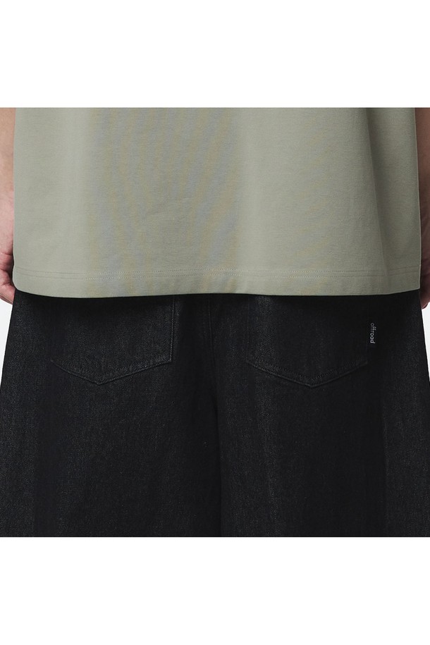 유니 벌룬핏 데님팬츠(블랙)_5LG2611은 사계절 활용 가능한 유니섹스 데님 팬츠입니다. 캐주얼 스타일에 어울리는 무지 디자인의 와이드 핏 긴 바지로, 프론트 웨이스트 턱과 무릎 다트 디테일이 돋보입니다. 면 소재로 제작되었으며, 풀 웨이스트밴드로 편안한 착용감을 제공합니다.
