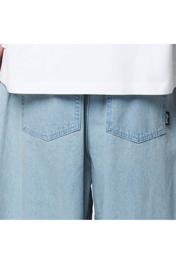 유니 벌룬핏 데님팬츠는 스카이블루 컬러의 캐주얼 데님 팬츠입니다. 면과 데님 혼방 소재로 제작되어 봄, 여름, 가을 계절에 착용하기 좋으며, 밴딩 허리, 무릎 다트, 허리 플리츠 디테일과 와이드 벌룬핏으로 편안함과 스타일을 동시에 잡았습니다. 일상 및 아웃도어 활동에 적합한 활용도 높은 긴바지입니다.
