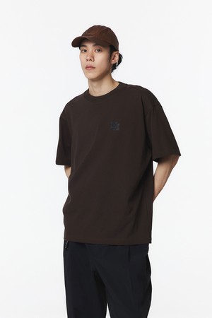 유니 로고 자수 티셔츠 (다크브라운)_5LD5313