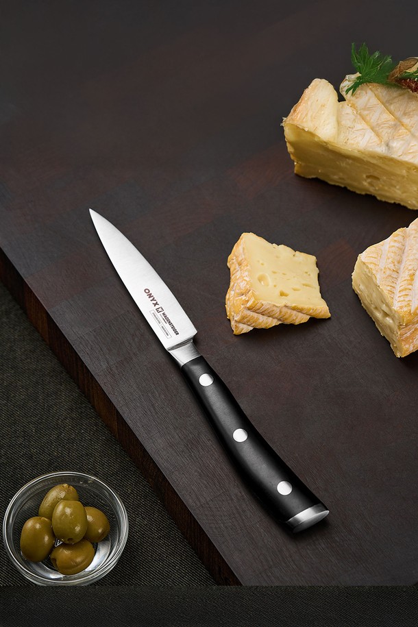 바겐슈타이거 오닉스 나이프 필러는 주방, 조리, 요리에 특화된 칼입니다. 스테인리스스틸과 X50CrMoV15 소재로 제작되어 내식성, 내구성, 방청, 고강도를 자랑합니다. 풀탱 구조, 양면 블레이드, 15도 칼날 각도, 손잡이 보호대, 밸런스 볼스터 등의 특징을 갖춰 전문적인 사용에도 적합합니다. 블랙 색상의 모던하고 심플하며 고급스러운 디자인으로 주방의 품격을 높여줍니다. 과일, 야채, 생선, 고기 손질에 모두 활용 가능하며, 양손잡이 모두 편안하게 사용할 수 있습니다.
