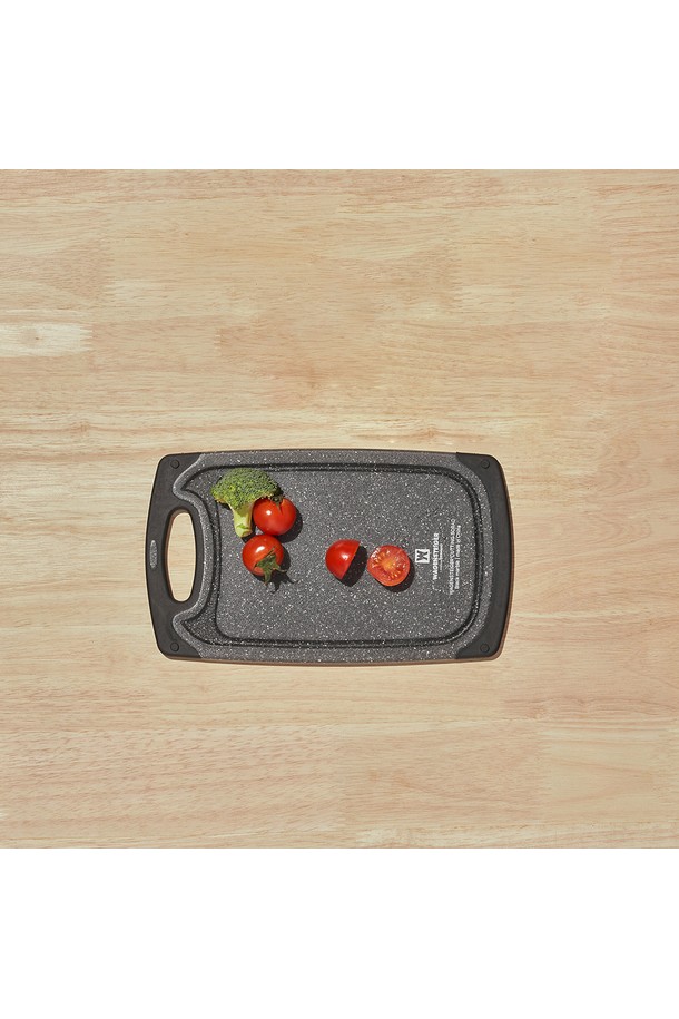 바겐슈타이거 블랙 마블 도마 소는 주방에 고급스러움을 더하는 필수품입니다. 마블(Marble) 소재 특유의 고급스러운 디자인과 블랙 컬러가 세련된 주방 분위기를 연출합니다. 손잡이가 있어 사용과 이동이 편리하며, 공식 온라인스토어 인증 제품으로 품질을 보장합니다. 정품 인증마크를 통해 믿고 사용할 수 있는 바겐슈타이거 도마입니다. 작은 사이즈로 좁은 공간에서도 효율적으로 사용할 수 있습니다.
