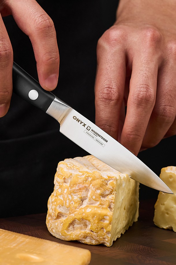 바겐슈타이거 오닉스 나이프 필러는 주방, 조리, 요리에 특화된 칼입니다. 스테인리스스틸과 X50CrMoV15 소재로 제작되어 내식성, 내구성, 방청, 고강도를 자랑합니다. 풀탱 구조, 양면 블레이드, 15도 칼날 각도, 손잡이 보호대, 밸런스 볼스터 등의 특징을 갖춰 전문적인 사용에도 적합합니다. 블랙 색상의 모던하고 심플하며 고급스러운 디자인으로 주방의 품격을 높여줍니다. 과일, 야채, 생선, 고기 손질에 모두 활용 가능하며, 양손잡이 모두 편안하게 사용할 수 있습니다.
