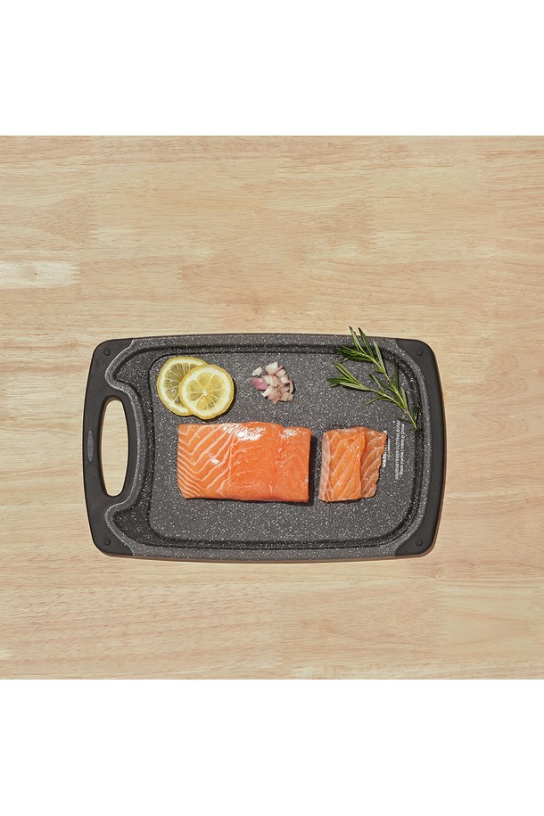 바겐슈타이거 블랙 마블 도마 소는 주방에 고급스러움을 더하는 필수품입니다. 마블(Marble) 소재 특유의 고급스러운 디자인과 블랙 컬러가 세련된 주방 분위기를 연출합니다. 손잡이가 있어 사용과 이동이 편리하며, 공식 온라인스토어 인증 제품으로 품질을 보장합니다. 정품 인증마크를 통해 믿고 사용할 수 있는 바겐슈타이거 도마입니다. 작은 사이즈로 좁은 공간에서도 효율적으로 사용할 수 있습니다.
