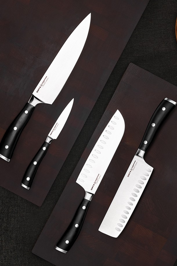 바겐슈타이거 오닉스 나이프 필러는 주방, 조리, 요리에 특화된 칼입니다. 스테인리스스틸과 X50CrMoV15 소재로 제작되어 내식성, 내구성, 방청, 고강도를 자랑합니다. 풀탱 구조, 양면 블레이드, 15도 칼날 각도, 손잡이 보호대, 밸런스 볼스터 등의 특징을 갖춰 전문적인 사용에도 적합합니다. 블랙 색상의 모던하고 심플하며 고급스러운 디자인으로 주방의 품격을 높여줍니다. 과일, 야채, 생선, 고기 손질에 모두 활용 가능하며, 양손잡이 모두 편안하게 사용할 수 있습니다.
