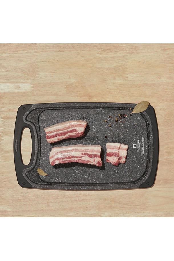 바겐슈타이거 블랙 마블 도마 소는 주방에 고급스러움을 더하는 필수품입니다. 마블(Marble) 소재 특유의 고급스러운 디자인과 블랙 컬러가 세련된 주방 분위기를 연출합니다. 손잡이가 있어 사용과 이동이 편리하며, 공식 온라인스토어 인증 제품으로 품질을 보장합니다. 정품 인증마크를 통해 믿고 사용할 수 있는 바겐슈타이거 도마입니다. 작은 사이즈로 좁은 공간에서도 효율적으로 사용할 수 있습니다.
