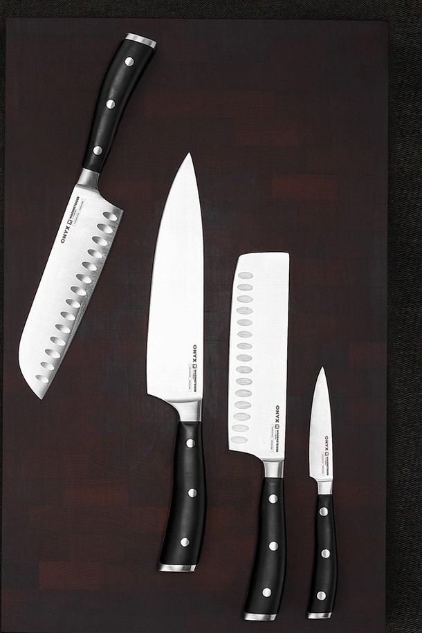 바겐슈타이거 오닉스 나이프 필러는 주방, 조리, 요리에 특화된 칼입니다. 스테인리스스틸과 X50CrMoV15 소재로 제작되어 내식성, 내구성, 방청, 고강도를 자랑합니다. 풀탱 구조, 양면 블레이드, 15도 칼날 각도, 손잡이 보호대, 밸런스 볼스터 등의 특징을 갖춰 전문적인 사용에도 적합합니다. 블랙 색상의 모던하고 심플하며 고급스러운 디자인으로 주방의 품격을 높여줍니다. 과일, 야채, 생선, 고기 손질에 모두 활용 가능하며, 양손잡이 모두 편안하게 사용할 수 있습니다.
