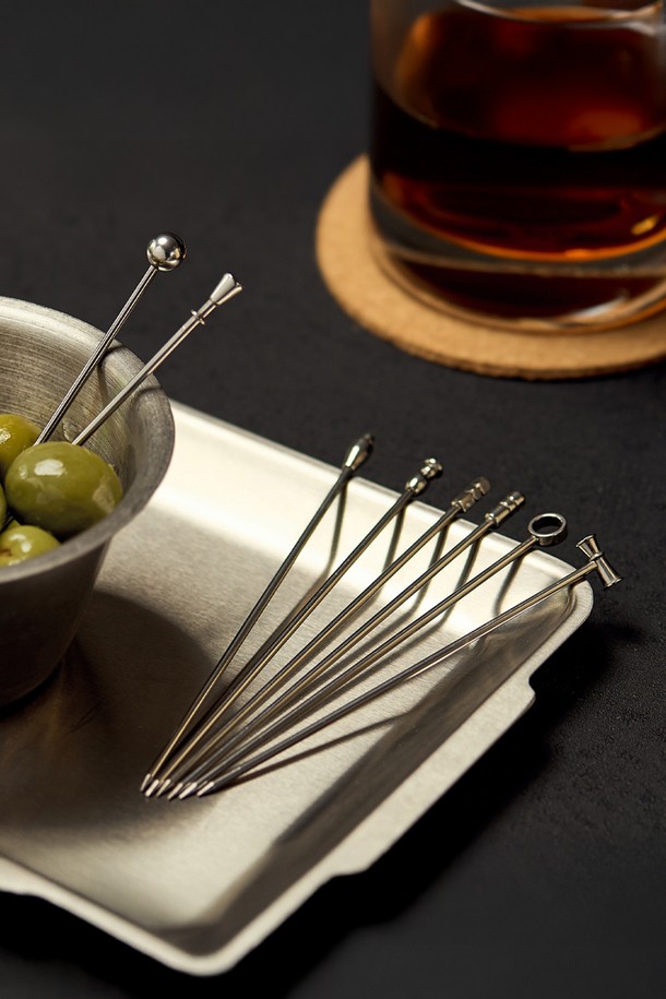 바겐슈타이거 스텐 304 홈탠팅 디저트 피커 8pcs 가니쉬 포크는 칵테일 가니쉬, 디저트, 음식 고정, 과일 꽂이 등 다용도로 활용 가능한 제품입니다. 심플하고 모던한 디자인으로, 바, 카페, 호텔, 레스토랑, 가정 등 다양한 장소에서 사용할 수 있습니다. 프리미엄 위생 스테인리스 스틸 304 소재로 제작되어 내부식성, 내산성, 내열성이 뛰어나며, 오래가는 광택을 자랑합니다. 10cm 크기로 8개입 구성이며, 정교한 팁 마감으로 음식 섭취 시 만족스러운 사용감을 제공합니다. 식기세척기 사용이 가능하여 편리하게 관리할 수 있습니다.
