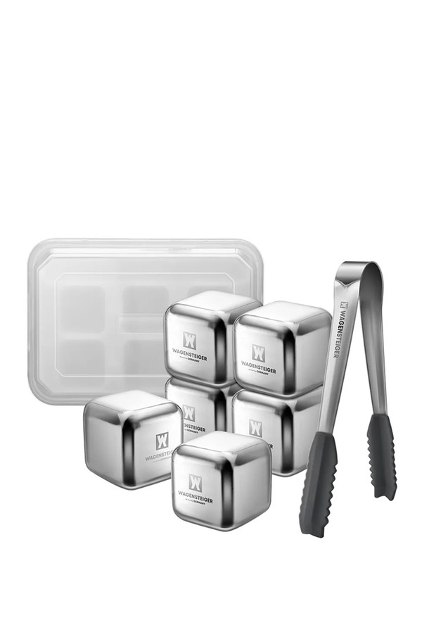 바겐슈타이거 스텐 304 홈텐딩 아이스큐브 6구는 음료의 시원함을 오래 유지시켜주는 주방용품입니다. 위생적인 스테인리스 304 소재로 제작되어 얼룩이나 냄새가 배지 않으며, 식기세척기 사용이 가능하여 관리가 편리합니다. 2.5 x 2.5 x 2.5 cm 크기의 아이스큐브 6개, 전용 집게, 보관 케이스로 구성되어 있으며, 무독성 냉각제가 포함되어 안전하게 사용할 수 있습니다. 음료의 맛을 희석시키지 않으면서 시원함을 유지하고 싶을 때, 면 요리나 식재료 세척 시 온도를 낮추고 싶을 때 활용해보세요. 냉동고 사용이 가능하며, 오래 지속되는 냉각 효과를 경험할 수 있습니다.
