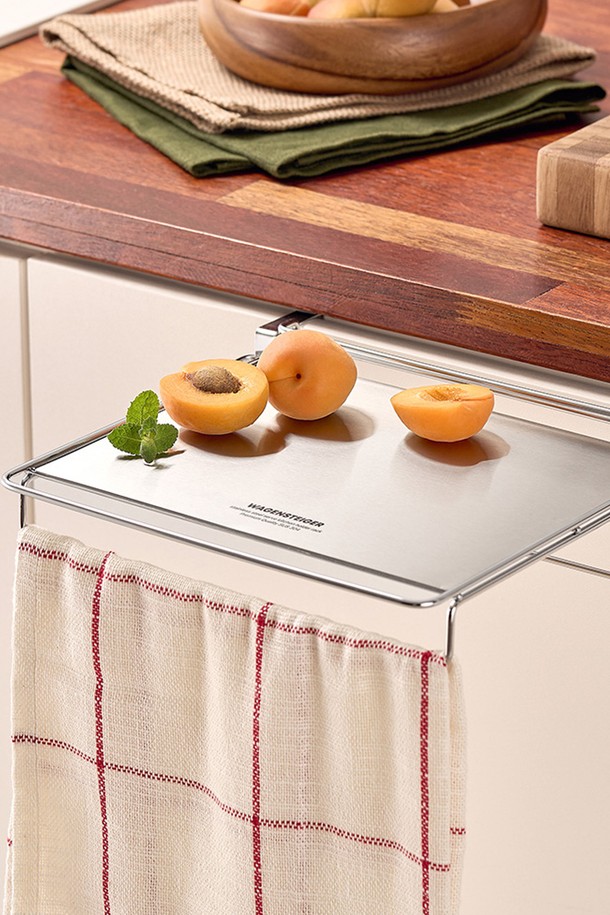 바겐슈타이거 올스텐 서브 키친 홀더랙 주방 보조선반은 주방 공간을 효율적으로 활용할 수 있는 실버 색상의 모던하고 심플한 디자인의 주방용품입니다. 스테인리스스틸과 ABS 소재로 제작되어 부식 및 변색 방지 기능이 있으며, 접이식 및 슬라이드식 구조로 공간 절약에 효과적입니다. 후크형 설치 방식으로 간편하게 설치할 수 있으며, 하부장 두께 1.5~2.5cm에 호환됩니다. 라운드 엣지 처리와 위생적인 소재 사용으로 안전하며, 최대 1kg까지 하중을 견딜 수 있습니다.
