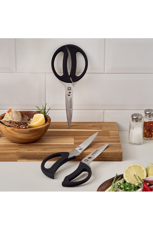 바겐슈타이거 아크트 가위 808 분리형 양손잡이는 주방용으로 제작된 스테인리스 스틸 가위입니다. 분리형 디자인으로 위생적인 사용과 편리한 세척이 가능하며, 양손잡이 사용이 가능하여 누구나 편리하게 사용할 수 있습니다. 블랙 색상으로 어떤 주방에도 잘 어울리며, 다양한 식재료 손질에 유용하게 활용할 수 있습니다. 주방에서의 효율성을 높여주는 실용적인 주방 필수품입니다.
