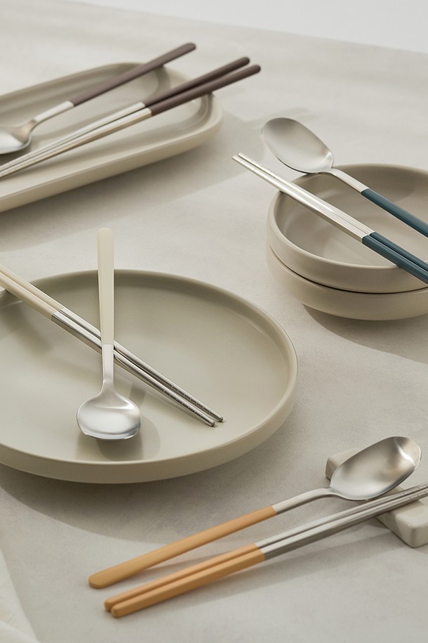 바겐슈타이거 스텐 304 데일로어 4인 수저세트는 감성적인 디자인과 실용성을 모두 갖춘 스테인리스(SUS304) 소재의 수저세트입니다. 미니멀한 스타일과 곡선형 실루엣, 컬러 코팅 핸들이 어우러져 테이블 세팅에 포인트를 더합니다. 넉넉한 스푼볼 깊이감과 자연스러운 그립감으로 편안한 사용감을 제공하며, 내식성, 내열성, 내구성을 갖춰 위생적으로 사용할 수 있습니다. 밀크 베이지, 샌드오크, 모스브라운, 실키 네이비 4가지 컬러로 출시되어 취향에 맞게 선택 가능하며, 수저 4개와 젓가락 4벌로 구성되어 4인 가족 식사에 적합합니다. 라운딩 처리된 끝선과 슬림핏 디자인은 세련된 느낌을 더하며, 미끄럼 방지 기능으로 안전하게 사용할 수 있습니다.
