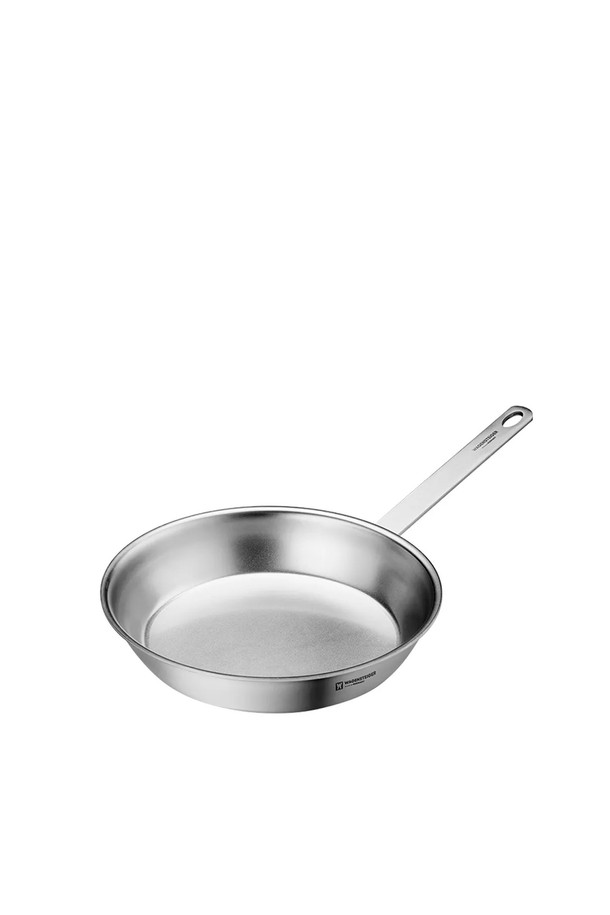 바겐슈타이거 로스탈 통5중 무연마 316 스텐 프라이팬 24cm은 스테인레스 (SUS316)와 알루미늄을 주요 소재로 한 통5중 구조 프라이팬입니다. 인덕션, 오븐, 가스레인지 등 다양한 열원에서 사용 가능하며, 970g의 무게로 1~2인 가구에 적합합니다. 액체 흐름을 막는 푸어링림 구조와 손잡이 걸이용 고리, 스포용접 방식, 전해연마 공법을 적용하여 위생적인 사용이 가능합니다. 계란후라이나 채소볶음 등 다양한 요리에 활용하기 좋으며, 전자레인지 사용은 불가합니다.
