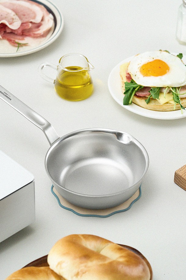 바겐슈타이거 로스탈(Wagensteiger Rhostal) 통3중 무연마 316 스테인리스 스틸 미니팬 12cm은 일상 및 조리에 적합한 제품입니다. 3중 레이어 구조로 제작되어 우수한 보온 및 통기 기능을 제공하며, 스크래치 방지 표면으로 내구성을 높였습니다. 12cm 사이즈로, 316 스테인리스 스틸, 알루미늄, 430 스테인리스 스틸 재질로 구성되었으며, 무연마 전해연마 처리로 위생적인 사용이 가능합니다. 스팟 용접 손잡이와 걸이용 고리, 눈금 표시가 있어 편리하며, 인덕션, 가스레인지, 핫플레이트, 할로겐 등 다양한 열원에서 사용할 수 있습니다. 실버 색상으로 깔끔하고 세련된 디자인을 자랑합니다.
