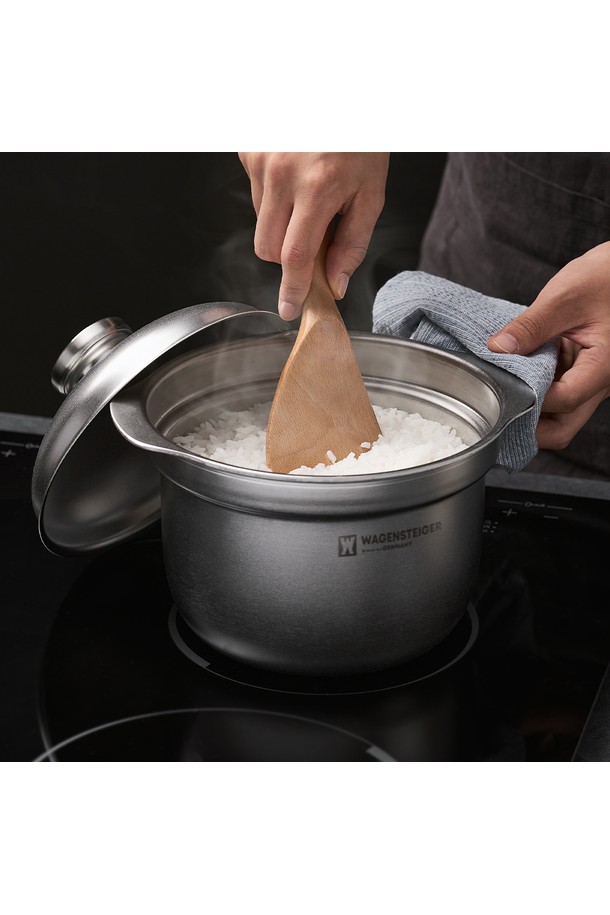 바겐슈타이거 로스탈 통5중 무연마 316 스텐 냄비 라이스팟은 316 스테인리스와 알루미늄 3중층의 통5중 구조로 설계되어 뛰어난 열전도율을 자랑합니다. 전해연마 공법으로 위생적이며, 무연마 처리로 더욱 안심하고 사용할 수 있습니다. 돔형 뚜껑과 스폿 용접 손잡이, 푸어링 림 디자인으로 편리함을 더했습니다. 인덕션, 오븐, 가스레인지 등 다양한 열원에서 사용 가능하며, 내식성과 내열성이 강화되어 오래도록 튼튼하게 사용할 수 있습니다. 밥, 죽, 탕 등 다양한 요리에 활용하여 맛있는 음식을 완성해보세요.
