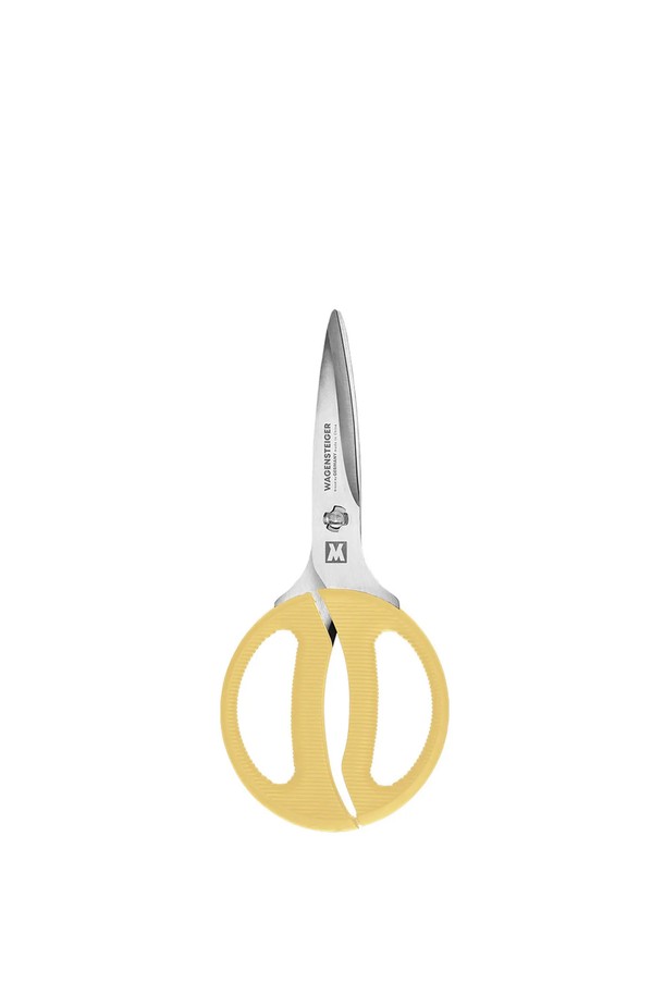 바겐슈타이거 아크트 컬러 가위 808 머스타드는 주방용으로 제작된 가위입니다. 스테인리스 소재로 제작되어 내구성이 뛰어나며, 머스타드 색상으로 주방에 산뜻함을 더합니다. 분리형 디자인으로 위생적인 관리가 가능하며, 양손 사용이 가능한 대칭구조로 설계되어 편리하게 사용할 수 있습니다. 주방에서의 다양한 용도로 활용할 수 있는 실용적인 제품입니다.
