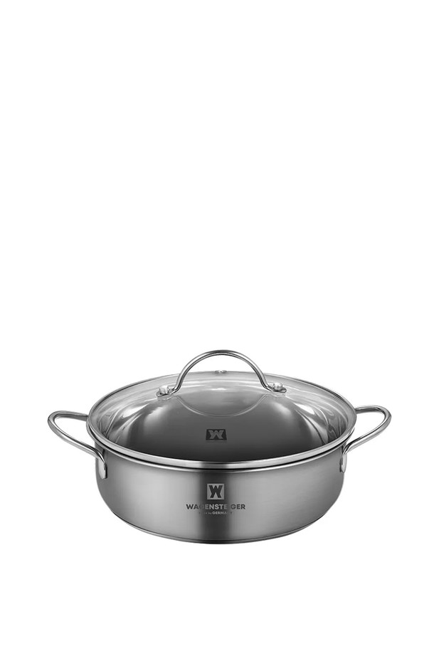 바겐슈타이거 IH 3중 바닥 스텐 미니팟 전골냄비 18cm은 스테인리스 스틸 소재의 미니 전골냄비입니다. 18cm 사이즈로, 3중 바닥 구조와 양손잡이 디자인으로 제작되어 열 효율이 높고 안전하게 사용할 수 있습니다. IH(인덕션) 사용이 가능하여 다양한 조리 환경에서 활용할 수 있으며, 전골 요리 및 일상적인 용도로 적합합니다. 본체와 뚜껑으로 구성되어 있으며, 실버 색상으로 깔끔하고 모던한 주방 분위기를 연출합니다. 
