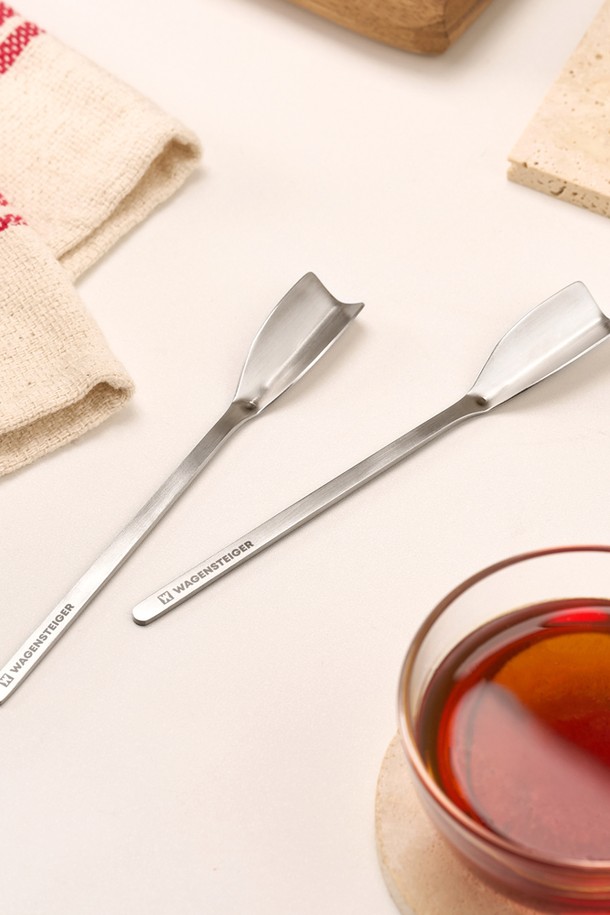바겐슈타이거 스텐 304 허니 스푼은 꿀, 시럽, 잼 등을 떠서 사용하기에 적합한 주방용품입니다. 위생적인 스테인리스 304 소재로 제작되어 내구성과 내식성이 뛰어나며, 산성 식재료에도 안전합니다. V자형 헤드 디자인으로 드립을 방지하고, 미니멀리스트 스타일로 깔끔함을 더했습니다. 식기세척기 사용이 가능하며, 155mm x 45mm x 20mm 크기로 편리하게 사용할 수 있습니다. 변색 없이 반영구적으로 사용할 수 있으며, 1년간 품질을 보증합니다.
