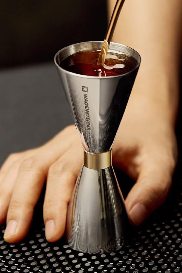 바겐슈타이거 스텐 304 골드링 지거는 칵테일과 음료 제조를 위한 필수 계량컵입니다. 고급 스테인리스 304 소재로 제작되어 부식 방지 및 내구성이 뛰어나며, 폴리싱 마감으로 광택이 오래 유지됩니다. 30/45ml, 30/60ml의 이중 계량 기능으로 다양한 레시피에 맞춰 정확한 용량 측정이 가능합니다. 골드링 디자인이 돋보이는 클래식한 외형은 홈텐딩 및 업소에서 사용할 때 고급스러운 분위기를 더합니다. 인체공학적 그립감과 내부/외부 용량 표시로 편리하게 사용할 수 있으며, 살균이 용이하여 위생적으로 관리할 수 있습니다.
