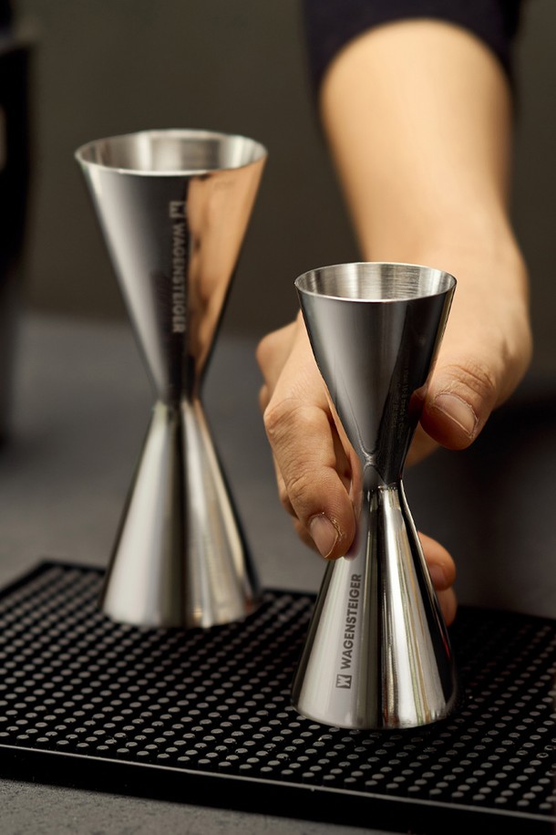 바겐슈타이거 스텐 304 홈텐딩 올스텐 지거 30/45 칵테일 하이볼 계량컵은 홈텐딩을 위한 필수품입니다. 30/45ml와 30/60ml의 양면 사용이 가능한 계량컵으로, 칵테일 및 하이볼 제조 시 정확한 계량을 돕습니다. 위생적인 스테인리스 스틸 304 소재로 제작되어 내산성, 내열성, 내부식성이 뛰어나며 폴리싱 표면 처리를 통해 광택을 오랫동안 유지합니다. 인체공학적 그립과 내외부 계량 표시로 사용 편의성을 높였으며, 칵테일 믹싱, 음료 준비, 베이킹, 드레싱 계량 등 다용도로 활용할 수 있습니다. 바겐슈타이거 프리미엄 바웨어 시리즈의 클래식 디자인은 주방의 품격을 더합니다.
