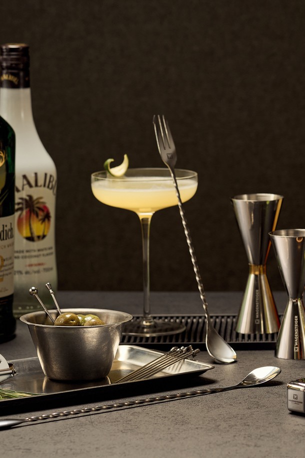 바겐슈타이거(Bargensteiger) 스텐 304 홈텐딩 올스텐 지거 30/60 칵테일 하이볼 계량컵은 칵테일 및 음료 제조를 위한 필수 아이템입니다. SUS304(18-8) 스테인리스 스틸 소재로 제작되어 부식 방지 및 위생적인 사용이 가능하며, 내구성과 내열성, 내한성을 갖춰 오랫동안 사용할 수 있습니다. 양면 계량 디자인과 내외부 눈금 표시로 정확한 용량 측정이 용이하며, 30/45ml 및 30/60ml 사이즈 선택이 가능합니다. 칵테일 제조뿐만 아니라 베이킹, 드레싱 등 다양한 용도로 활용 가능하며, 식기세척기 사용이 가능하여 편리합니다. 냄새가 배지 않아 위생적으로 관리할 수 있는 클래식 디자인의 실버 컬러 계량컵입니다.
