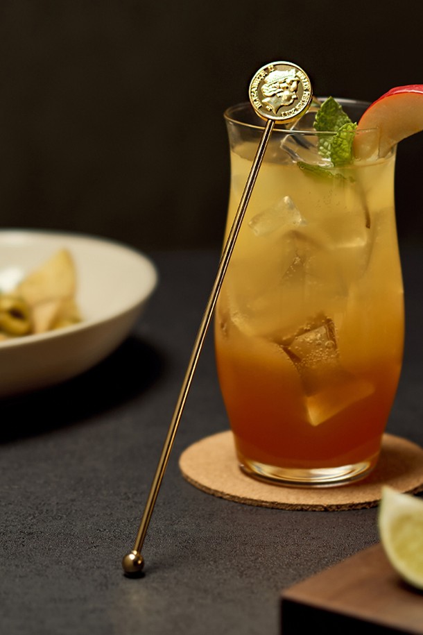 바겐슈타이거 스텐 304 홈텐딩 머들러는 칵테일과 음료 제조에 특화된 주방 용품입니다. 스테인리스 스틸 304 소재로 제작되어 내산성, 내열성이 뛰어나 위생적으로 사용할 수 있으며, 변색이나 냄새 흡수 걱정 없이 오래도록 깨끗하게 유지됩니다. 과일이나 허브를 효과적으로 으깨고 음료를 섞을 수 있도록 하단은 볼 형태로, 손에 착 감기는 인체공학적 그립과 원형 디자인을 갖추고 있습니다. 식기세척기 사용이 가능하며, 전체 길이 20cm, 너비 2.4cm로 제작되었습니다.
