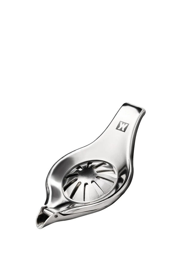 바겐슈타이거 스텐 304 홈탠팅 레몬 스퀴저 슬라이스 레몬즙 착즙기는 칵테일, 베이킹, 샐러드, 음료, 드레싱 제조에 유용한 주방용품입니다. 위생적인 스테인리스 스틸 304 소재로 제작되어 내산성, 내열성, 내부식성이 뛰어나며, 식기세척기 및 열소독이 가능하여 관리가 용이합니다. 컴팩트한 12.5cm 사이즈에 슬라이스형 디자인으로 레몬즙을 간편하고 효율적으로 추출할 수 있습니다. 직관적인 사용법으로 누구나 손쉽게 사용할 수 있으며, 식품 안전성을 고려하여 안심하고 사용할 수 있습니다. 심플한 디자인은 주방 인테리어에도 잘 어울립니다.
