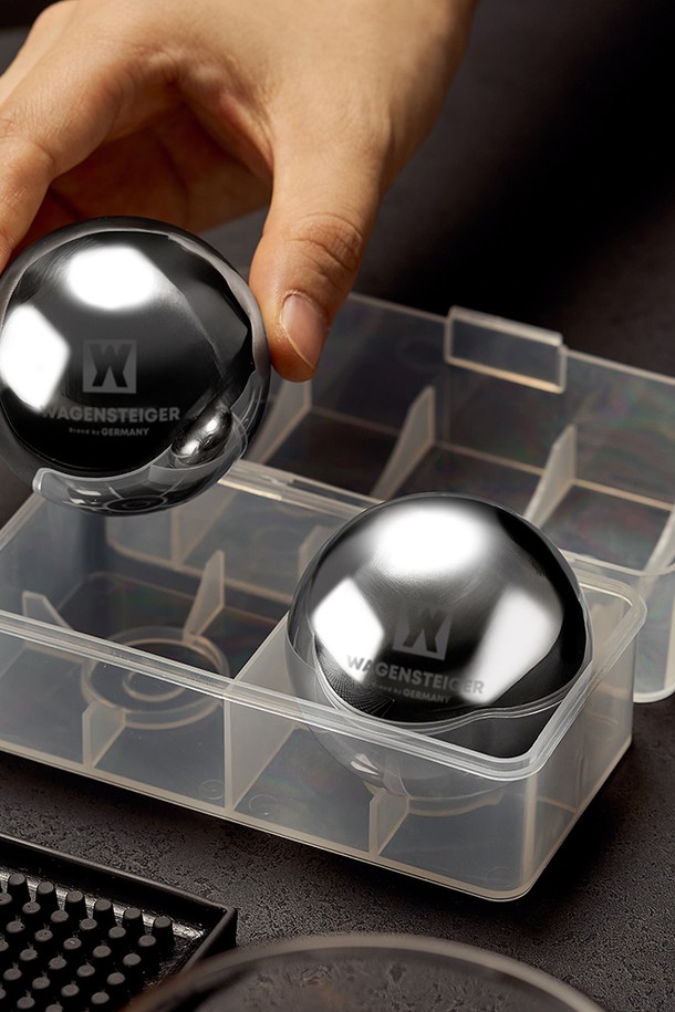 바겐슈타이거 스텐 304 빅 아이스볼 세트는 위스키, 음료, 식재료의 시원함을 유지해주는 주방용품입니다. 녹지 않는 스테인리스 304 소재의 아이스볼 2개와 보관 케이스로 구성되어 있으며, 냉감, 내식성, 내열성을 갖춰 위생적으로 사용할 수 있습니다. 특수 냉각제를 사용하여 빠른 냉각 효과와 오래 지속되는 냉각력을 제공하며, 음료 고유의 맛을 변함없이 즐길 수 있습니다. 심플하고 실용적인 디자인으로 면 요리, 식품 보관 등 다양한 용도로 활용 가능하며, 세척이 용이하여 편리합니다.
