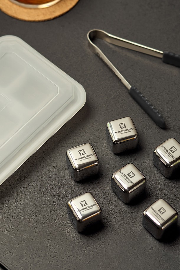 바겐슈타이거 스텐 304 홈텐딩 아이스큐브 6구는 음료의 시원함을 오래 유지시켜주는 주방용품입니다. 위생적인 스테인리스 304 소재로 제작되어 얼룩이나 냄새가 배지 않으며, 식기세척기 사용이 가능하여 관리가 편리합니다. 2.5 x 2.5 x 2.5 cm 크기의 아이스큐브 6개, 전용 집게, 보관 케이스로 구성되어 있으며, 무독성 냉각제가 포함되어 안전하게 사용할 수 있습니다. 음료의 맛을 희석시키지 않으면서 시원함을 유지하고 싶을 때, 면 요리나 식재료 세척 시 온도를 낮추고 싶을 때 활용해보세요. 냉동고 사용이 가능하며, 오래 지속되는 냉각 효과를 경험할 수 있습니다.
