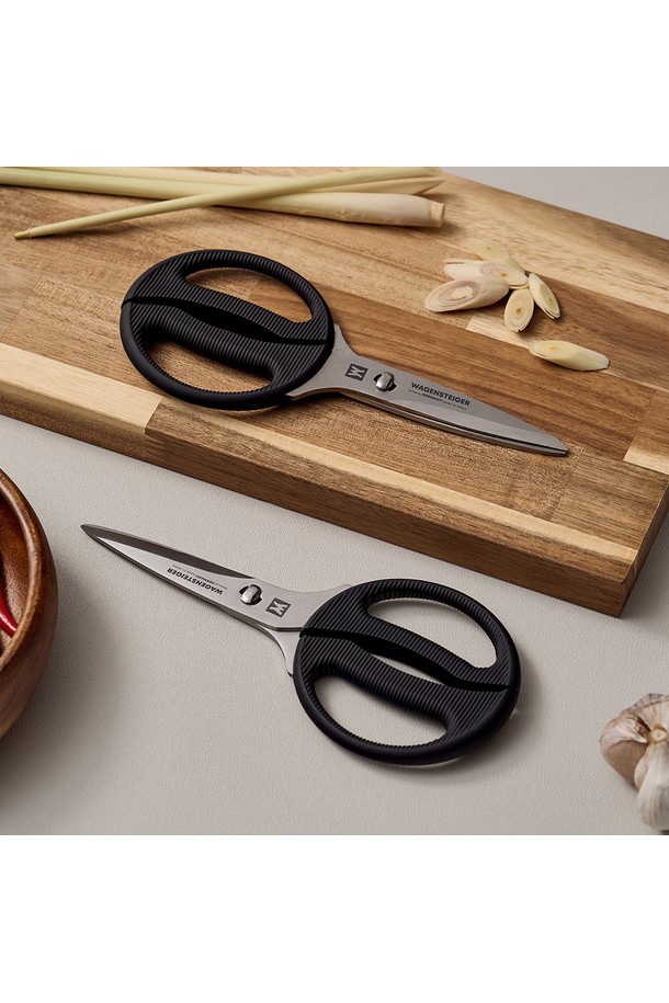 바겐슈타이거 아크트 가위 808 분리형 양손잡이는 주방용으로 제작된 스테인리스 스틸 가위입니다. 분리형 디자인으로 위생적인 사용과 편리한 세척이 가능하며, 양손잡이 사용이 가능하여 누구나 편리하게 사용할 수 있습니다. 블랙 색상으로 어떤 주방에도 잘 어울리며, 다양한 식재료 손질에 유용하게 활용할 수 있습니다. 주방에서의 효율성을 높여주는 실용적인 주방 필수품입니다.
