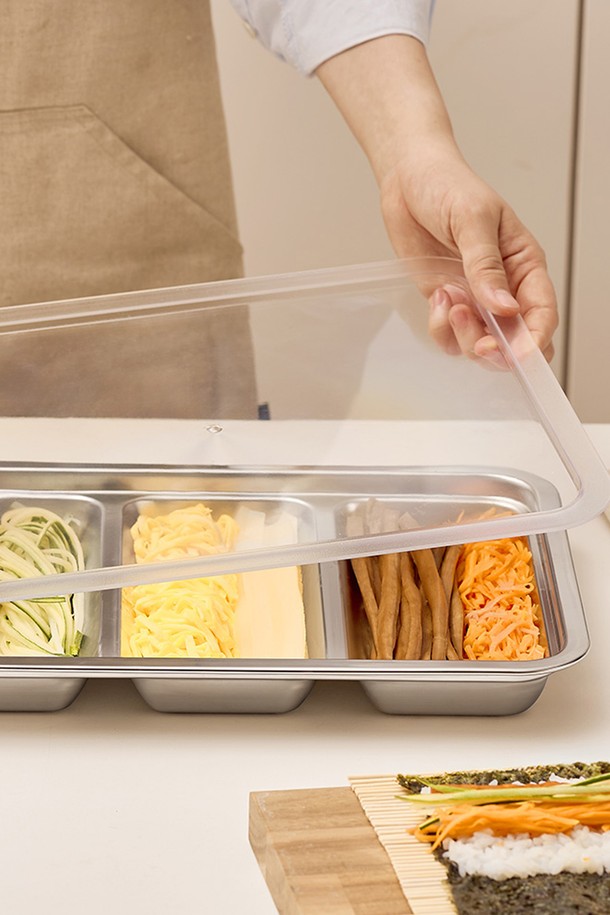 바겐슈타이거 무연마제 스텐 사각 트리플 트레이 (PC커버)는 스테인리스스틸과 폴리카보네이트 소재로 제작된 주방용품입니다. 사각 형태로 디자인되었으며, 트리플 트레이와 PC 커버로 구성되어 식재료 보관, 음식 준비, 전채요리, 꼬치류, 김밥, 디저트, 견과류, 밀프렙 등 다양한 용도로 활용 가능합니다. 3칸 분리형으로 위생적인 사용이 가능하며, 적층 보관이 용이하여 공간 활용도를 높입니다. 라운드 코너 처리로 안전하며 세척이 편리하고, 식품 등급 소재를 사용하여 안심하고 사용할 수 있습니다. 본 제품은 1년간 품질 보증을 제공합니다. 제조 공정상 미세 스크래치 및 용접 자국이 발생할 수 있으며, 제품 크기는 측정 위치에 따라 오차가 있을 수 있습니다.
