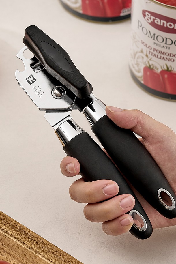 바겐슈타이거(Wagensteiger) 스핀 오프너 병 캔 통조림 따개는 주방에서 유용하게 사용되는 병따개/캔따개입니다. 금속, 고무, ABS 소재로 제작되었으며, 210mm x 63mm 크기로 제작되었습니다. 시계 방향 회전 방식을 사용하여 손쉽게 병과 캔을 따는 2in1 기능을 제공하며, 미끄럼 방지 기능과 안정적인 그립감으로 안전하게 사용할 수 있습니다. 블랙 색상으로 디자인되었으며, 일상생활에서 편리하게 사용할 수 있습니다. 단, 날카로운 칼날에 주의하여 사용해야 합니다.
