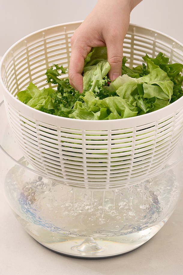 바겐슈타이거 점보 샐러드 스피너 야채탈수기 6L는 뚜껑, 채반, 투명 용기로 구성되어 야채와 과일, 면류, 나물의 물기를 간편하게 제거해줍니다. 원터치 펌프 작동 방식과 회전 중 안전 정지 기능, 미끄럼 방지 패드로 더욱 편리하고 안전하게 사용할 수 있습니다. 투명 용기로 내용물을 쉽게 확인하고, 분리형 디자인으로 세척 및 보관이 용이하며, 보관 시 높이를 축소하여 공간 효율성을 높였습니다. 이동 시 회전 방지 기능과 상단 정지 버튼, 잠금 장치를 갖춰 사용 편의성을 더했습니다. 사용 시 회전 중 뚜껑 개방, 전자레인지, 냉동고 사용, 충격, 어린이 접근, 직사광선 보관, 식기세척기 사용은 삼가주세요.
