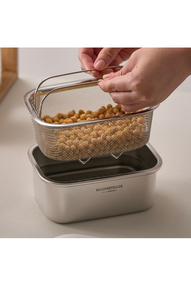 바겐슈타이거 무연마 드레인 스텐 304 박스 뚜껑 채반은 식재료 세척, 보관, 물 빼기, 담그기에 유용한 주방용품입니다. 스테인리스 스틸 304와 PE 소재로 제작되어 위생적이며 내열성을 갖췄고, 1-2인 가구에 적합한 컴팩트 사이즈입니다. 양방향 손잡이와 배수 구멍, 반투명 뚜껑이 특징이며, 적층하여 보관할 수 있습니다. 무연마 마감으로 깔끔한 디자인을 자랑하며, 채반, 뚜껑, 보관함으로 구성되어 있습니다.
