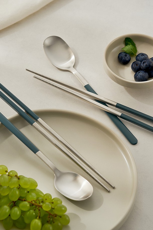 바겐슈타이거 스텐 304 데일로어 4인 수저세트는 감성적인 디자인과 실용성을 모두 갖춘 스테인리스(SUS304) 소재의 수저세트입니다. 미니멀한 스타일과 곡선형 실루엣, 컬러 코팅 핸들이 어우러져 테이블 세팅에 포인트를 더합니다. 넉넉한 스푼볼 깊이감과 자연스러운 그립감으로 편안한 사용감을 제공하며, 내식성, 내열성, 내구성을 갖춰 위생적으로 사용할 수 있습니다. 밀크 베이지, 샌드오크, 모스브라운, 실키 네이비 4가지 컬러로 출시되어 취향에 맞게 선택 가능하며, 수저 4개와 젓가락 4벌로 구성되어 4인 가족 식사에 적합합니다. 라운딩 처리된 끝선과 슬림핏 디자인은 세련된 느낌을 더하며, 미끄럼 방지 기능으로 안전하게 사용할 수 있습니다.
