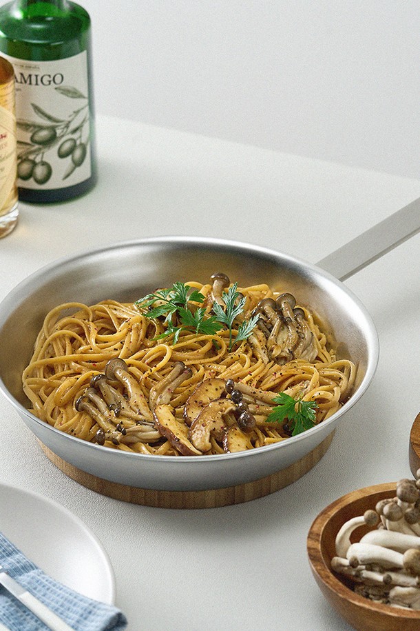 바겐슈타이거 로스탈 통5중 무연마 316 스텐 궁중팬 24cm은 5중 구조로 설계되어 뛰어난 열전도율을 자랑합니다. 위생적인 손잡이와 보관용 걸이가 있어 편리하며, 무연마 전해표면 처리를 통해 블랙 연마 잔여물 걱정 없이 사용할 수 있습니다. 액체를 따르기 편한 림 구조와 스팟 용접 손잡이로 사용성을 높였으며, 일반 스테인리스 대비 9배 높은 열전도율로 더욱 효율적인 조리가 가능합니다. 1-2인 가구에 적합하며, 인덕션, 오븐, 가스레인지 등 다양한 열원에서 사용할 수 있어 계란 및 야채 요리에 이상적입니다.
