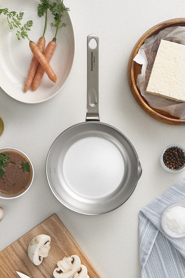 바겐슈타이거 로스탈 통3중 무연마 316 스텐 미니팬 16cm은 1-2인 가구를 위한 실용적인 조리 도구입니다. SUS316 스테인레스 소재와 통3중 구조로 제작되어 높은 내구성과 뛰어난 열전도율을 자랑합니다. 계란 프라이, 소스 조리, 미니 그라탕 등 다양한 요리에 활용할 수 있으며, 인덕션, 오븐, 가스레인지, 식기세척기에서 모두 사용 가능합니다. 무연마 공법과 전해 연마 공법으로 위생적인 사용이 가능하며, 내부 계량 눈금과 보관용 걸이 고리, 스포용접 손잡이, 물코 디자인이 특징입니다. 부식 방지 기능으로 오래도록 튼튼하게 사용할 수 있습니다.
