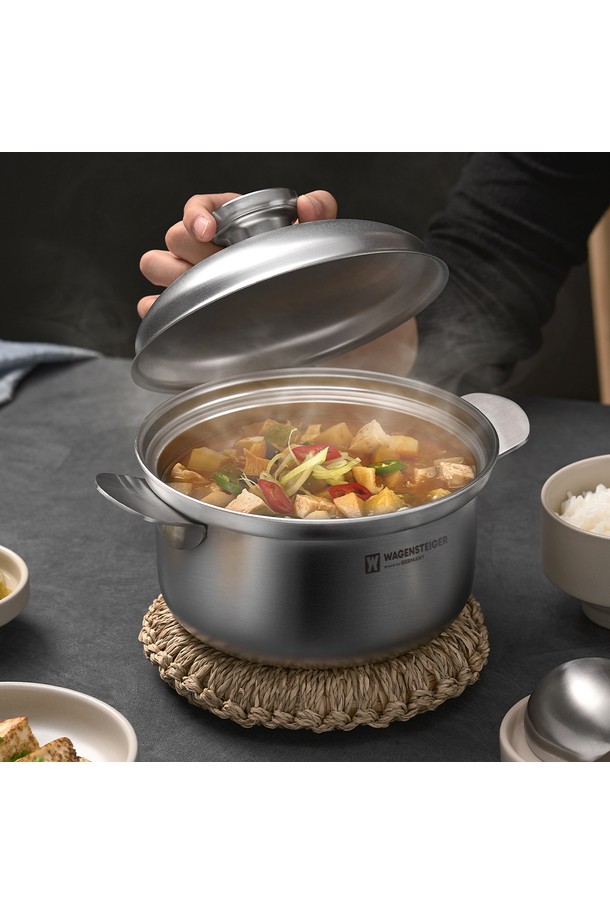 바겐슈타이거 로스탈(Bargensteiger Rostal) 통5중 무연마 316 스텐 냄비 하이팟은 통5중 구조로 설계되어 열효율이 뛰어나고, sus316 스테인레스 소재와 몰리브데늄 함유로 내식성과 내열성이 강화되었습니다. 전해연마 공법으로 위생적인 사용이 가능하며, 푸어링 림 설계로 국물 요리 시 깔끔하게 따를 수 있습니다. 돔형 디자인의 뚜껑은 수분 배출을 최소화하며, 스폿용접 손잡이로 견고함을 더했습니다. 인덕션, 가스레인지, 하이라이트, 할로겐, 오븐 등 다양한 열원에서 사용 가능하며, 국물 요리, 전골, 로스트, 라면 등 다목적으로 활용할 수 있습니다.
