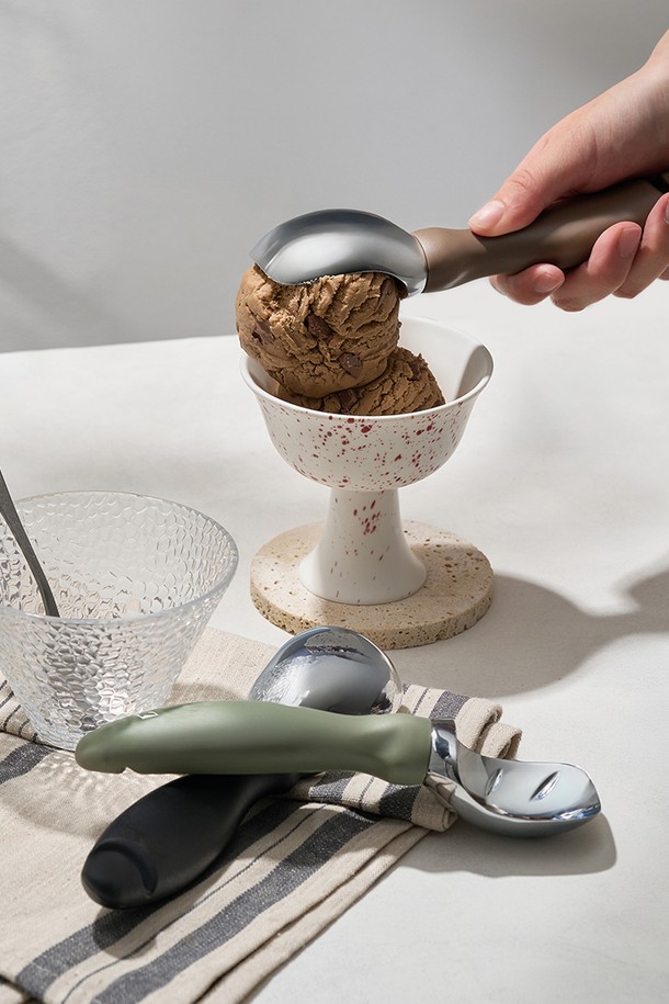 바겐슈타이거 프라임 아이스크림 스쿱 블랙빈 젤라또 베이킹 다용도는 블랙과 실버 색상으로 출시된 아이스크림 스쿱입니다. 아연 합금과 폴리프로필렌 소재로 제작되었으며, 인체공학적 디자인과 스트림라인 디자인을 적용하여 사용 편의성을 높였습니다. 논슬립 손잡이, 5개의 내부 홈, 스틱 방지 코팅, 대용량 스쿱, 병따개 기능이 내장되어 있어 아이스크림, 수박, 호박씨, 쿠키 반죽 등을 퍼낼 때 다용도로 활용할 수 있습니다. 사이즈는 50mm x 90mm입니다. 한 번에 퍼내기에 최적화된 디자인으로 편리하게 사용할 수 있습니다.
