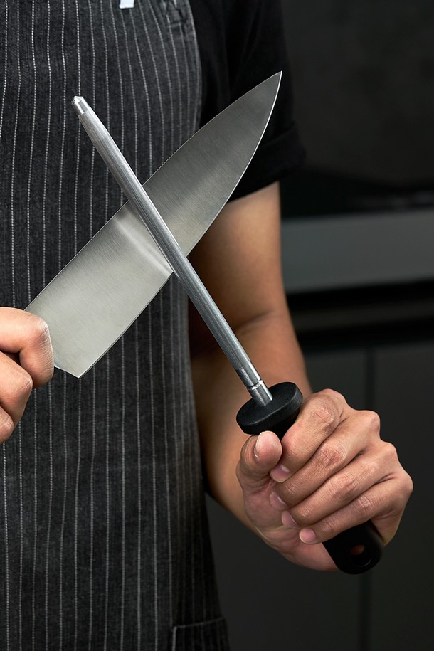 바겐슈타이거 호닝 스틸 샤프너 칼갈이 가위갈이는 주방칼과 가위를 한 번에 관리할 수 있는 다용도 제품입니다. 카본스틸과 PP 소재로 제작되어 내구성이 뛰어나고, 일체형 손잡이와 미끄럼 방지 그립으로 안전하게 사용할 수 있습니다. 자석 팁이 장착되어 금속 입자를 수집하며, 20-25도 각도를 유지하여 정밀하게 칼날을 연마할 수 있습니다. 주방칼, 가위, 과도 등 다양한 칼 종류에 활용 가능하며, 칼날의 날카로움을 빠르게 복원하고 손상을 방지합니다. 정밀 홈 가공 기술로 칼날을 섬세하게 관리하여 오랫동안 날카로운 칼을 유지할 수 있습니다.
