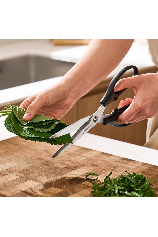 바겐슈타이거(Wagensteiger) 스텐 트윈 블레이드 가위 611은 강력한 절삭력을 자랑하는 양손 가위입니다. 주방용으로 제작되었으며, 튼튼한 스테인리스 스틸 소재로 제작되어 위생적이고 내구성이 뛰어납니다. 트윈 블레이드 디자인으로 절삭력이 뛰어나 재료 손질을 더욱 편리하게 만들어줍니다. 실버와 블랙 색상으로 출시되어 깔끔하고 세련된 디자인을 선사합니다. 모델명 611으로, 바겐슈타이거(Wagensteiger)의 뛰어난 기술력을 경험해보세요.
