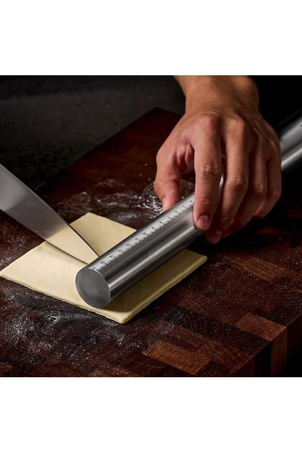바겐슈타이거 스텐 304 롤링핀은 베이킹과 제빵, 제면에 최적화된 주방용품입니다. 위생적인 스테인리스 스틸 소재로 제작되어 냄새 흡착을 방지하고 변형 없이 오래 사용할 수 있습니다. 반죽 시 미끄럼을 방지하는 설계와 균형 잡힌 무게감으로 사용이 편리하며, 16cm 측정 눈금이 있어 정확한 계량이 가능합니다. 논스틱 기능과 인체공학적 디자인, 전문가용 품질로 초보자도 쉽게 사용할 수 있으며, 다양한 베이킹, 제빵, 제면 요리에 활용할 수 있습니다.
