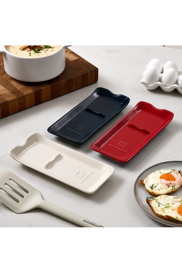 바겐슈타이거 세라믹 레이들 홀더 아이보리 조리도구 받침은 주방의 품격을 높여주는 실용적인 아이템입니다. 아이보리, 레드, 네이비 3가지 색상으로 출시되어 주방 인테리어에 맞춰 선택할 수 있습니다. 세라믹 소재로 제작되어 내열성, 얼룩 방지, 냄새 방지, 고온 변형 방지 기능을 갖춰 위생적이고 안전하게 사용할 수 있습니다. 양방향 설계와 매끄러운 표면, 광택 디자인, 안정적인 구조는 조리 도구를 편리하게 거치할 수 있게 하며, 쌓기 가능한 디자인과 컴팩트한 사이즈로 공간 활용도 또한 높습니다. 조리 중 국자, 주걱 등을 올려두거나 이유식을 만들 때 유용하며, 식탁 위에서도 깔끔하게 사용할 수 있습니다.
