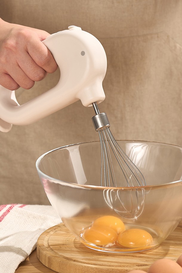 바겐슈타이거 무선전동 거품기 에어믹스 홈베이킹 휘핑기는 홈베이킹과 주방용으로 설계된 혁신적인 거품기입니다. 플라스틱과 스테인리스 스틸 소재로 제작되었으며, 화이트 색상으로 깔끔한 디자인을 자랑합니다. 무선으로 작동하여 편리하며, 전동식으로 손쉽게 거품을 내고 휘핑할 수 있습니다. 본체, 거품기, 휘핑기로 구성되어 다양한 홈베이킹 레시피에 활용 가능합니다. 부드럽고 풍성한 휘핑과 거품을 빠르고 간편하게 만들어 보세요.
