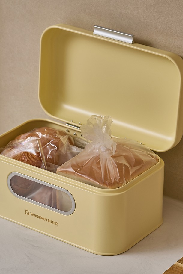 바겐슈타이거 브레드 박스 머스타드 주방 식탁 보관함은 주방을 모던하게 연출하는 데 도움을 줍니다. 내구성이 뛰어난 스틸 소재와 파우더 코팅 마감으로 제작되었으며, 미니멀하고 모던한 디자인을 자랑합니다. 머스타드 색상은 주방에 산뜻함을 더하며, 투명 유리창을 통해 내용물을 쉽게 확인할 수 있습니다. 빵, 식료품 등 다양한 주방 용품을 안전하게 보관할 수 있으며, 다용도 수납이 가능합니다. 안전 손잡이와 사각형 디자인으로 실용성을 높인 제품입니다.
