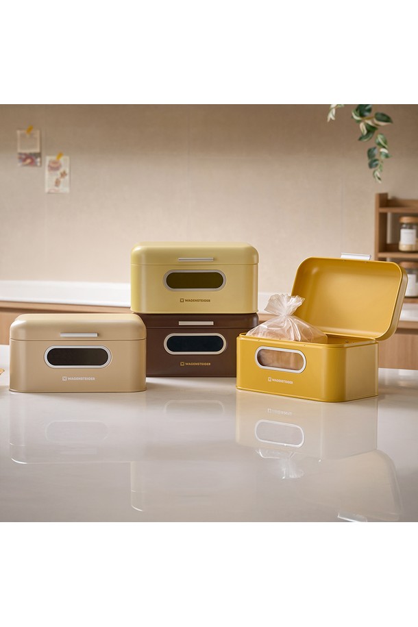 바겐슈타이거(Bargensteiger) 브레드 박스 카카오 주방 식탁 보관함은 미니멀한 디자인의 주방 보관함입니다. 스틸 소재로 제작되었으며, 깊이 있는 카카오 색상이 주방 공간에 은은한 분위기를 더합니다. 빵을 신선하게 보관하고, 다용도로 수납할 수 있도록 설계되었습니다. 통기 기능과 수분 조절 기능으로 내용물의 변질을 막아주며, 투명 유리창을 통해 내부를 확인할 수 있습니다. 부드러운 곡선 손잡이와 파우더 코팅 마감, 라운드 엣지 디자인이 특징입니다.
